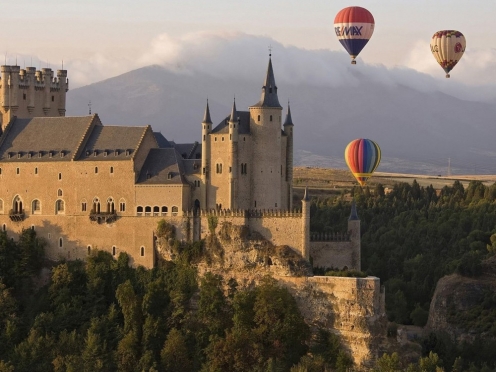 Hot air balloon ride at sunrise with breakfast and champagne [5 hours]
