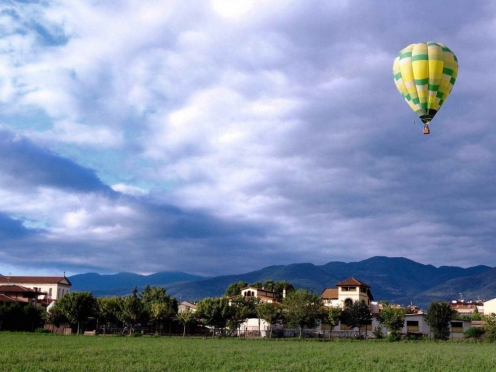 Hot air balloon ride at sunrise with breakfast and champagne [5 hours]