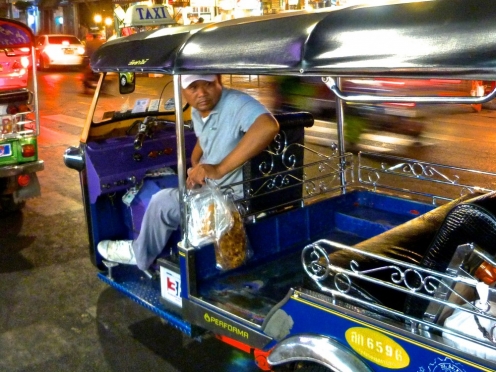Bangkok night Tour by Tuk Tuk and dinner [4 hours]