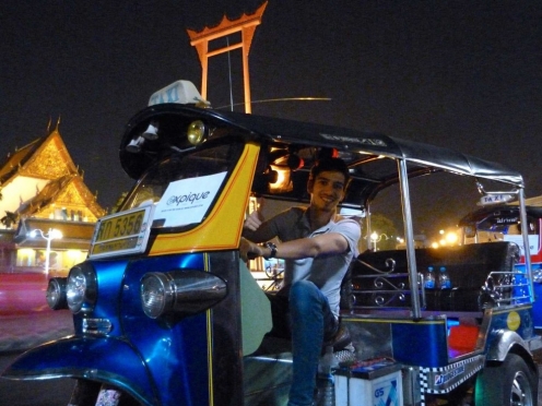 Bangkok night Tour by Tuk Tuk and dinner [4 hours]