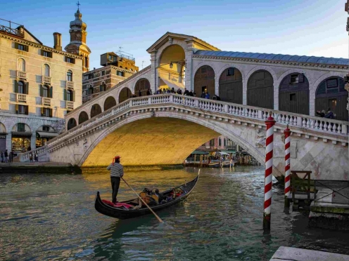 Venice walking city tour with Gondola Ride