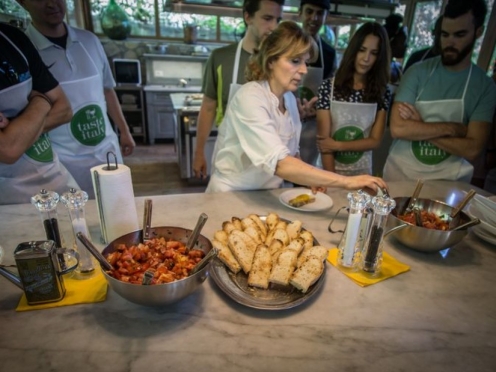 Cooking class local Tuscan farmhouse market tour
