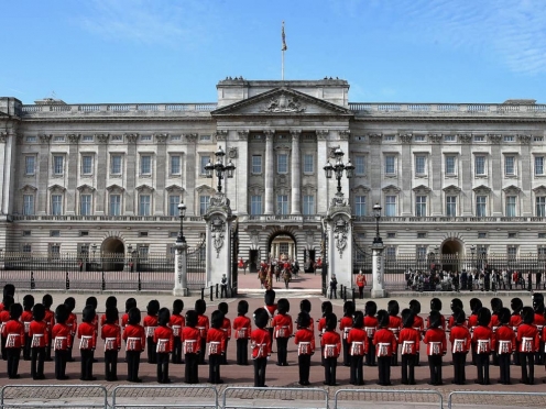 Buckingham Palace , Hop On Hop Off Bus